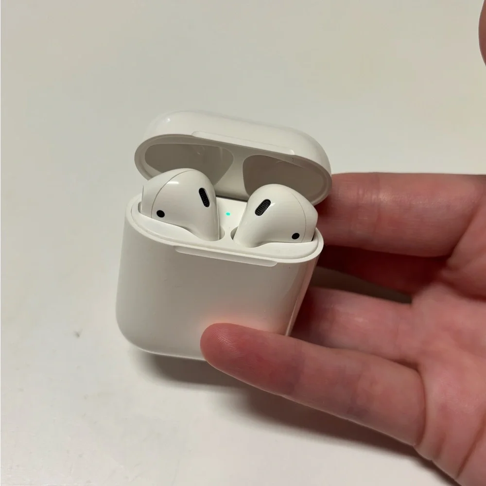 Apple 2nd Gen Wireless Earbuds & Charging Case good condition